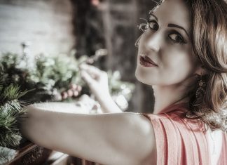 Chcesz wyglądać pięknie na imprezie sylwestrowej? Podpowiadamy, w jakie kosmetyki warto zainwestować przed wielkim wyjściem Chcesz wyglądać pięknie na imprezie sylwestrowej? Podpowiadamy, w jakie kosmetyki warto zainwestować przed wielkim wyjściem