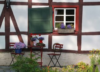 Krzesła składane – co warto o nich wiedzieć? Krzesła składane - co warto o nich wiedzieć?