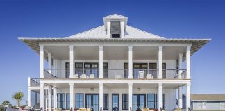 Słup energetyczny na działce budowlanej