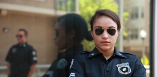 Kiedy policjant może uderzać?