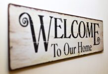 Czy tabliczka z nazwa ulicy jest znakiem drogowym? Czy tabliczka z nazwa ulicy jest znakiem drogowym?