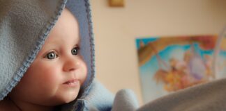 Jak chronić niemowlę przed słońcem na wakacjach?