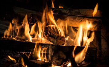 Co położyć na kominek?