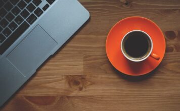 Czym nakryć stół w salonie?