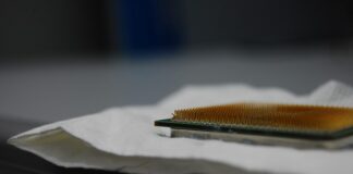 Jak uszkodzić przednią szybę w samochodzie?