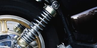 Jak utwardzić amortyzator w motocyklu?