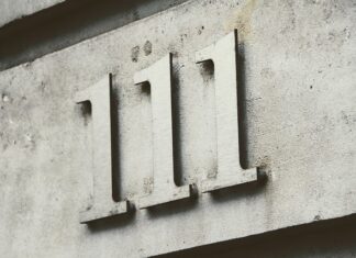 Czy numer domu musi być na budynku?