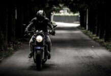 Czy motocyklista może wyprzedzać w korku?