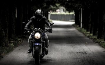 Dlaczego motocykl ściąga?