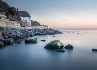 Co położyć na ścianę z telewizorem? Co położyć na ścianę z telewizorem?