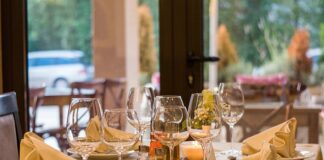 Jak ustawić talerze na stole?