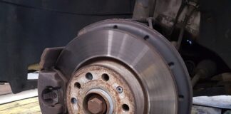 Co trzeba wymienić przy wymianie amortyzatora?