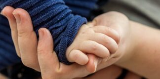 Jak połączyć dwie opaski zaciskowe?