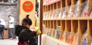 Jaką szerokość obudowy kominka?