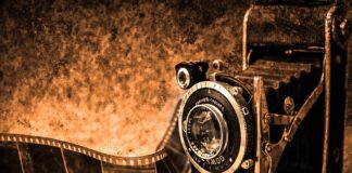 Jak założyć osłonę przeciwsłoneczną na obiektyw?