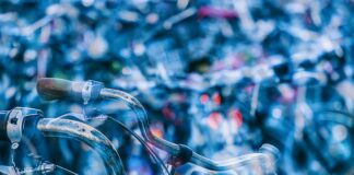 Jak trzymać ręce na kierownicy motocykla?